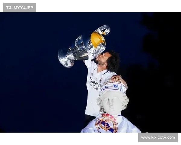 欧冠奖杯巡展至喜马拉雅山脚，尼泊尔球迷狂欢